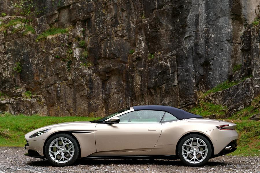  Aston Martin DB11 V8 Volante 2018 года  (UK) (фото 15 из 40)